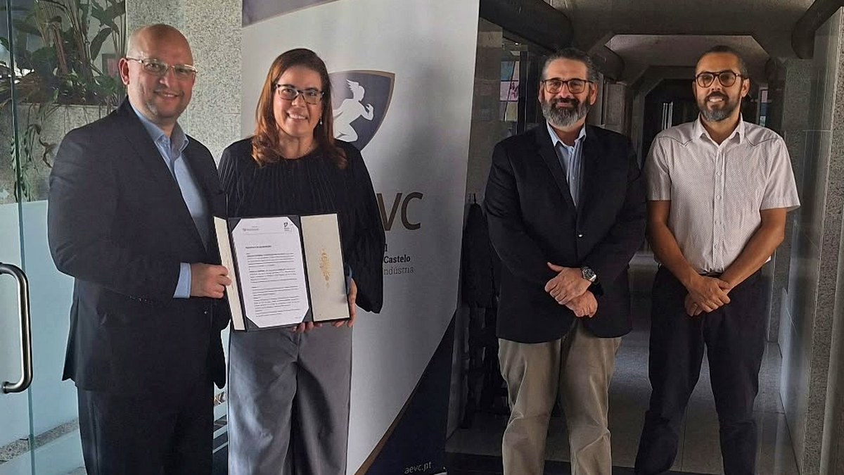 Eng. Wanzeller, Daniele Wanzeller, Cunha Júnior e Nuno Barbosa junto ao expositor da AEDVC, com o protocolo de colaboração.